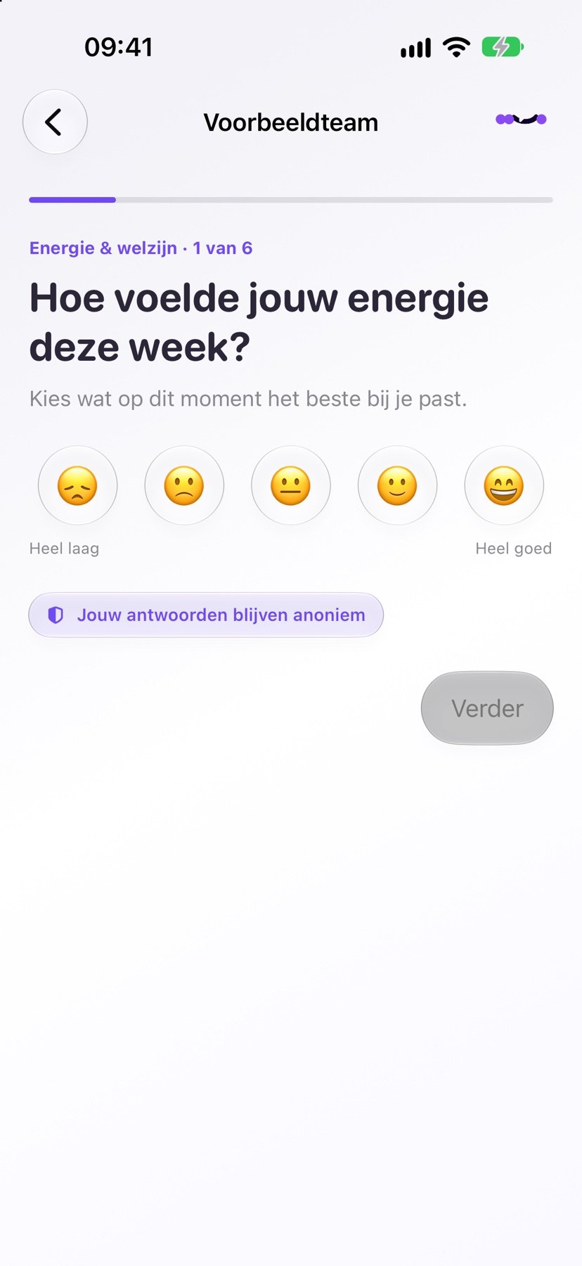 Een teamlid beantwoordt een wekelijkse vraag met vijf antwoordopties.
